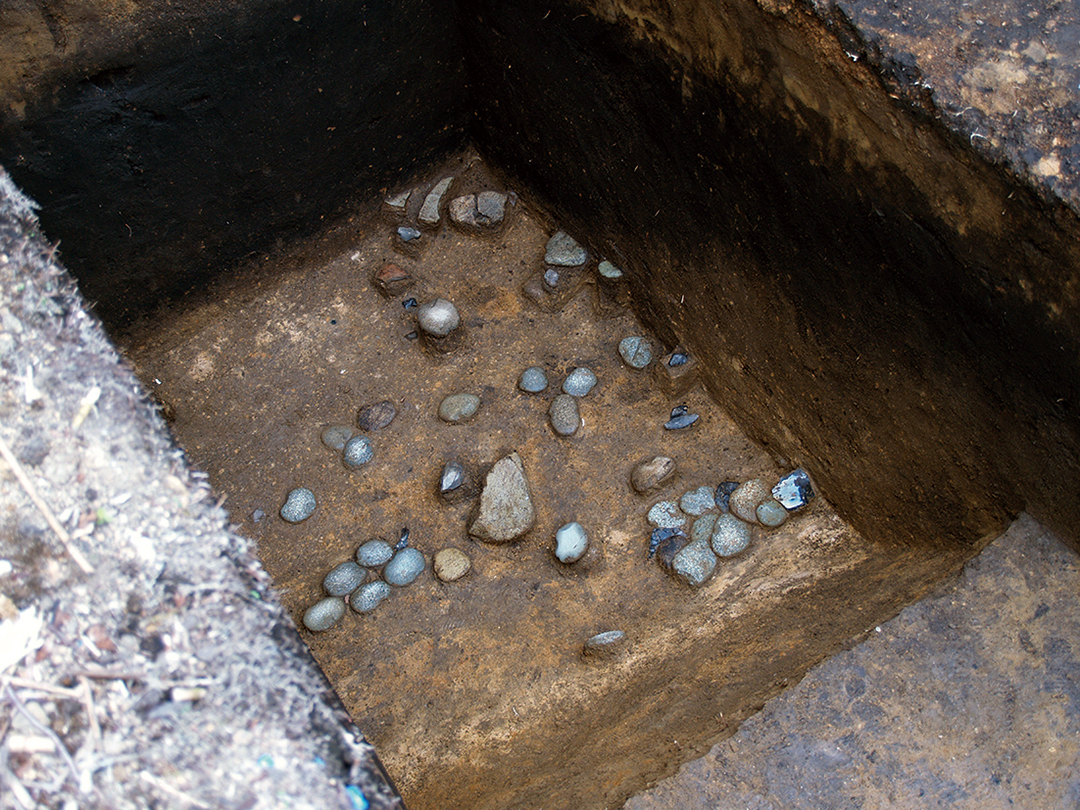 石錘の出土状況：竪穴建物跡床面の一部から、37点の石錘がまとまって出土した