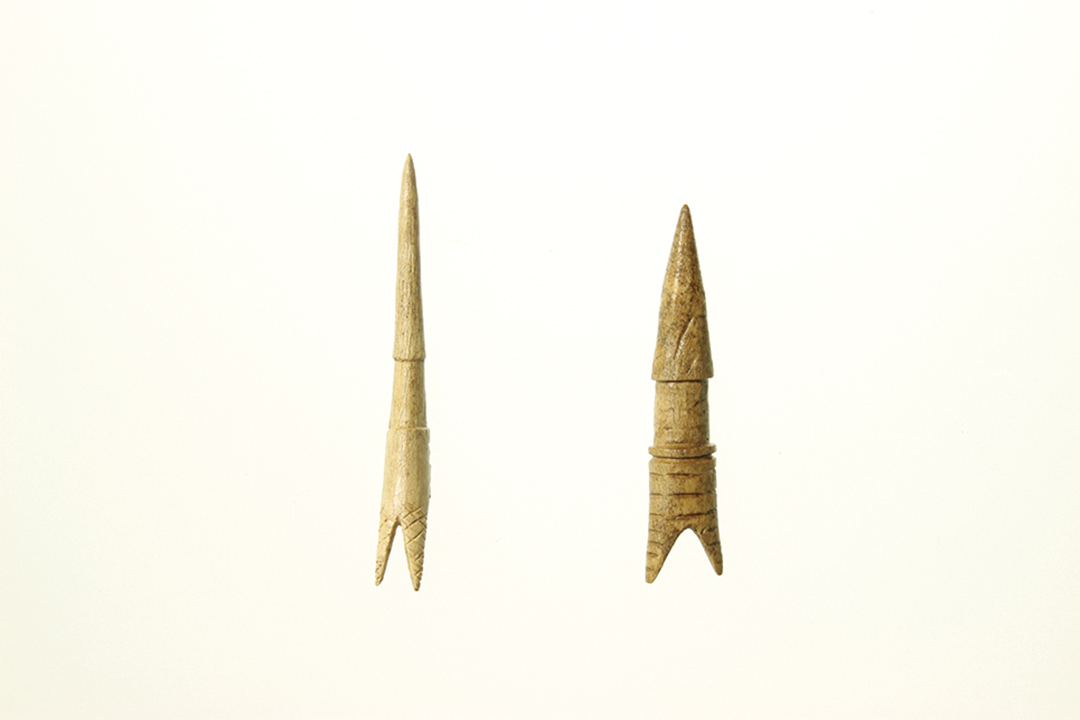シカ角製銛頭：オットセイやイルカ猟に使われたと思われる銛頭。細かい文様が刻まれている